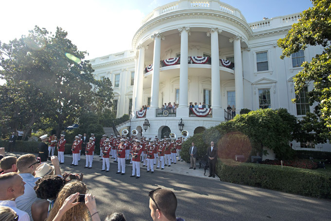 Тайны и мифы знаменитых архитектурных памятников Белый дом По легенде, Белый дом, который строили с 1792 по 1800 годы, изначально был серым, а белым он стал после того, как в 1814 году его подожгли британские войска. Когда пожар потушили, а здание отремонтировали, его покрасили в белый цвет. Эта история верна лишь наполовину. Действительно, во время пожара часть здания сгорела, однако белым этот дом был еще за шестнадцать лет до этого: в 1798 незавершенное здание побелили, чтобы защитить его от суровых зимних условий. К тому же в Великобритании резиденция американских президентов была известна как Белый дом еще в 1811 году.   Собор Василия Блаженного, Букингемский дворец, Эмпайр-стейт-билдинг, Биг Бен, Белый дом, Капитолий, Стоунхендж, Великая Китайская стена