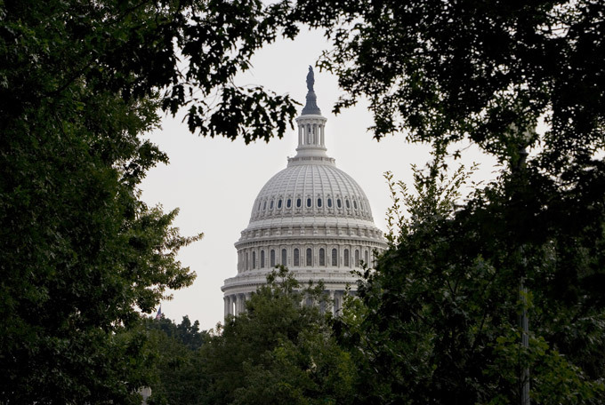 Тайны и мифы знаменитых архитектурных памятников Капитолий Может показаться странным, что в Вашингтоне нет небоскребов - в конце коцнов, это столица одного из самых сильных государств мира. Расхожая версия гласит, что в городе нельзя строить здания, превосодящие по высоте Капитолий, однако правда заключаетс в том, что высота зданий рассчитывается по формуле  ширина улицы + 6 метров . Виноват в этом Томас Джефферсон, третий президент США и соавтор Декларации независимости - он хотел, чтобы Вашингтон был  низким и удобным . Позже желание президента было закреплено в Акте о высоте зданий, принятом в 1910 году.     Собор Василия Блаженного, Букингемский дворец, Эмпайр-стейт-билдинг, Биг Бен, Белый дом, Капитолий, Стоунхендж, Великая Китайская стена