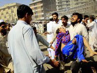 Восемь человек погибли при взрыве у пакистанской школы