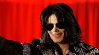 Лучшим вокалистом в истории музыки назван поп-король Майкл Джексон. Таковы результаты опроса, проведенного среди десяти миллионов читателей авторитетного издания New Musical Express. Второе место с показателем 8,39 занял солист группы Queen Фредди Меркьюри. Третья строчка (средняя оценка — 7,17) отдана Элвису Пресли.