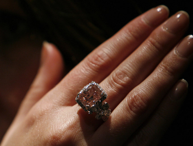 Кольцо с бриллиантом в 6,43 карата выставлено на лондонский аукцион  Сотбис . Его ориентировочная стоимость - 6-7 млн долларов. Последний раз кольцо с бриллиантом подобной стоимости ушло с молока в апреле 2006 года 