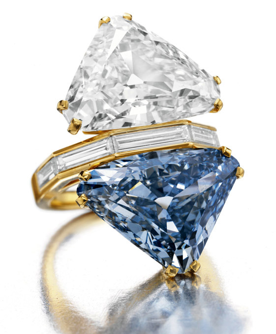 Одни из самых дорогих бриллиантов мира будут выставлены на аукцион Кристис 20 октября. Кольцо включает в себя два драгоценных камня треугольной формы. Бесцветный алмаз 9,87 карат в паре с голубым алмазом 10,95 карата, такой алмаз попадается только 1 примерно на 10 млн.