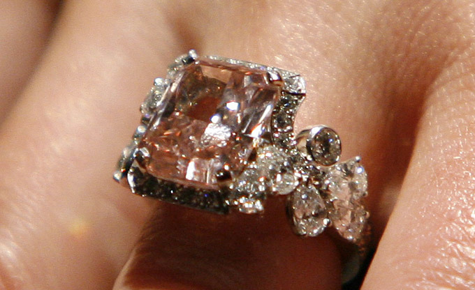 Первое письменное свидетельство об огранке алмаза датировано 1463 годом. История знает множество известных и знаменитых на весь мир бриллиантов