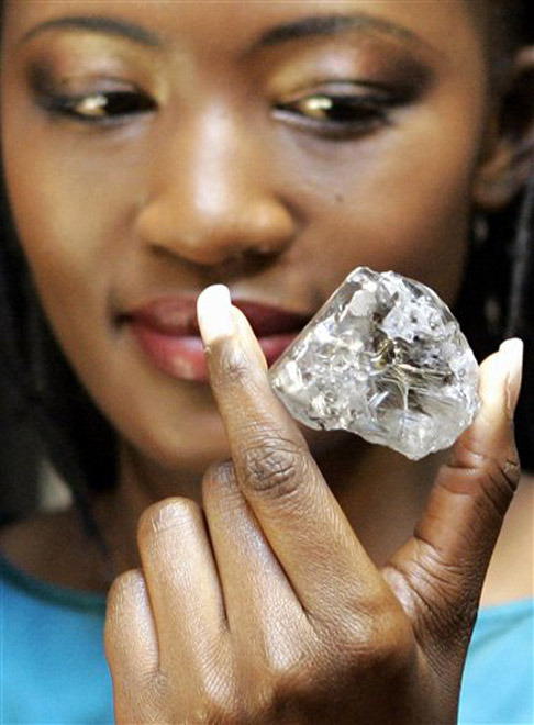 История бриллиантов тесно связана с историей алмазов. Известие о том, кто, где и когда нашел самый первый в мире алмаз, скрыто во тьме тысячелетий. Однако все исследователи сходятся в том, что в течение многих веков монополистом в добыче алмазов была Индия. Именно индийские мастера первыми научились гранить алмазы, превращая их в бриллианты. С самого начала красивейшие камни несли в себе религиозное начало. Бриллиантами украшались статуи загадочных индуистских богов, запасами драгоценных камней владели жрецы
