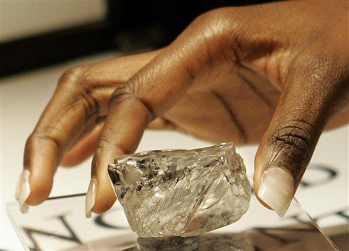 А в 1869 году некий южноафриканский фермер простодушно пришел в таверну с бутылочкой кремней , которые он из любопытства наковырял из глиняных кирпичей собственного дома. Кремни оказались алмазами? Так началась новая эпоха добычи алмазов 