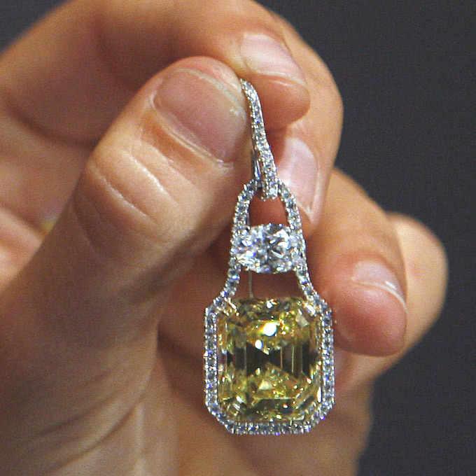 Таким образом история бриллиантов и алмазов, насчитывает тысячи лет. Однако по-прежнему бриллианты привлекают миллионы людей своей магической красотой. Источник: http://brilliant.golden-dio.ru/