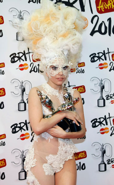 От футуристичного наряда, напоминавшего купальник, необъятного белого парика и фееричного шоу Леди Гага отказаться не смогла.