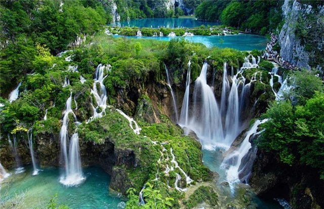 В 1949 году парк Плитвицкие Озера, уникальное по своей красотеместо, стало Национальным Парком Хорватии, а спустя тридцать лет еговключили в реестр всемирного наследия ЮНЕСКО