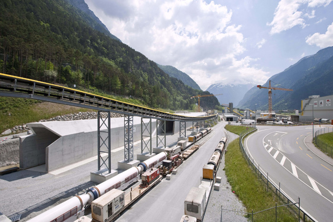 Ожидается, что строительство Туннеля века под альпийским перевалом, через который совершил переход Александр Суворов с русскими войсками, будет завершено в 2017 году. Работы ведутся круглосуточно.Читайте подробнее: В Альпах пробурили железнодорожный туннель-рекордсмен