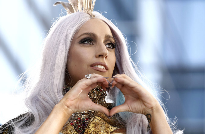 24-летняя Леди Гага пришла на мероприятие в наряде из последней коллекции Александра Маккуина с ирокезом из птичьих перьев поверх распущенных волос. Читайте:  Твиттер Леди Гага стал самым читаемым в мире 
