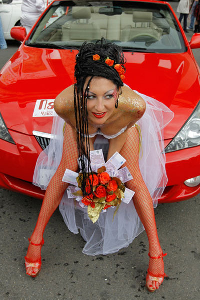 В воскресенье на территории ВВЦ состоялся парад невест.
Фото: РИА Новости Илья Питалев
 
 