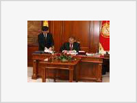 Президент Бакиев подписал новую Конституцию Киргизии