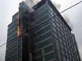 В горящем 15-этажном офисном центре на Маяковской заблокированы