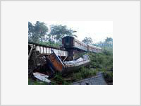 В Индонезии вагон пассажирского поезда рухнул в реку