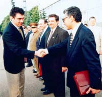 Борис Немцов в своих знаменитых мятых белых штанах встречает