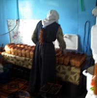 Красавица с длинной косой ловко справлялась со своим делом