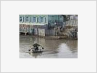 В подтопленные паводком села Якутии продукты доставляются на вертолете