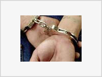 Водитель 20 метров тащил гаишника по дороге