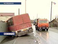 Автобус снёс жилой дом Автобус снёс жилой дом