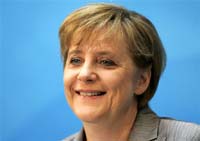Меркель призывает немцев помочь футболистам