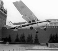 Самолет Cessna 172 на Красной Площади. 28 мая 1987 г. Самолет Cessna 172 на Красной Площади. 28 мая 1987 г.
