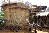 Во Франции прадедовским способом строят настоящий средневековый