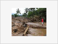 В Индонезии наводнение уносит десятки человеческих жизней