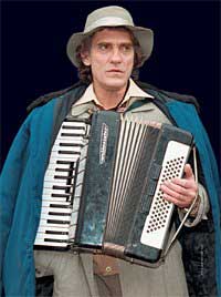 «Бегать по сцене голым как-то не совсем естественно»