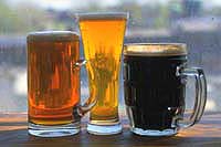 Мужчины скупают пиво, увеличивающее грудь