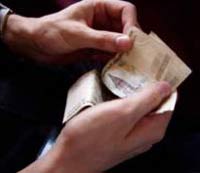 Половина россиян готова поделиться деньгами