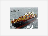 Британцы собирают контейнеры, упавшие с сухогруза «Наполи»
