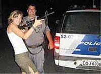 Бразильские полицейские поплатятся  за фото с туристками