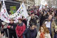 На улицах Парижа требуют повышения зарплат