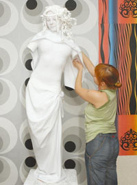 Сколько стоит потрогать живую статую топлесс?