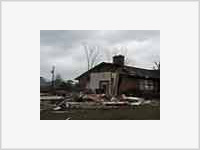 Жители разрушенного торнадо Гринсбурга вновь покидают город
