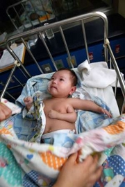 В Китае родился трёхрукий младенец