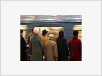 В Петербурге в метро женщина выжила под колесами поезда