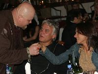 Звезды шоу-бизнеса расталкивают друг друга локтями Звезды шоу-бизнеса расталкивают друг друга локтями