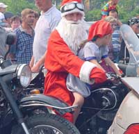 Дед Мороз и Снегурочка промчатся по Петербургу на мотоцикле