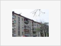 В Красноярске молодой человек упал с крыши пятиэтажки