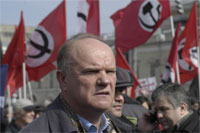 Геннадий Зюганов на фоне знамен новых партнеров