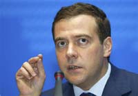 Медведев призвал молодые семьи самим копить на жильё