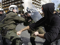 В ходе беспорядков в Афинах пострадали 23 полисмена