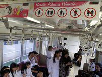 Поезда в Индонезии разделились по половому признаку