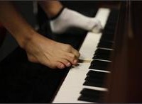 Безрукий китаец прославился игрой на пианино