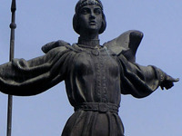 Памятнику основательницы Киева увеличили бюст