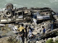 Перуанский автобус рухнул в 70-метровую пропасть