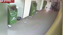 Изобретательный мигрант пытался взломать два банкомата в один день 