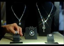 Джина Лоллобриджида продает украшения