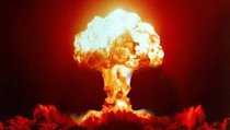 "Холодная война началась с "синдрома ядерной бомбы" 
